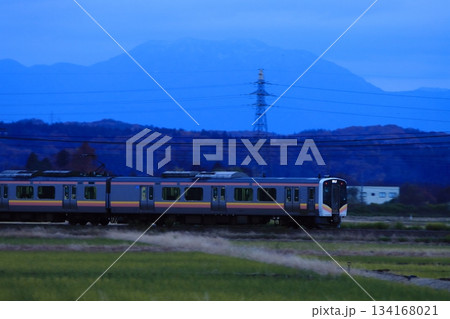 夕刻の信越本線を疾走するE129系電車_2025/11/24撮影 夕刻の信越本線を疾走するE129系電車_2025/11/24撮影 134168021