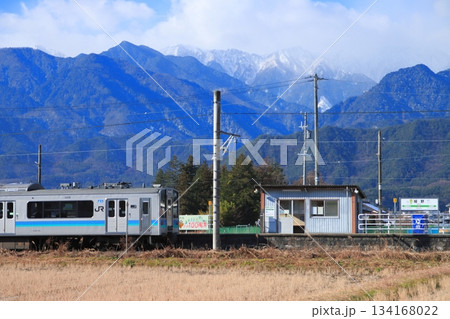 絶景の北アルプスの山々に見守られながら細野駅を発車する大糸線E127系電車_2025/12/7撮影 134168022