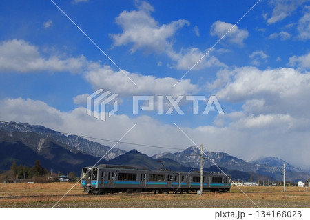 美しい北アルプスの山々に見守られながらのんびりと走る大糸線E127系電車_2025/12/7撮影 134168023