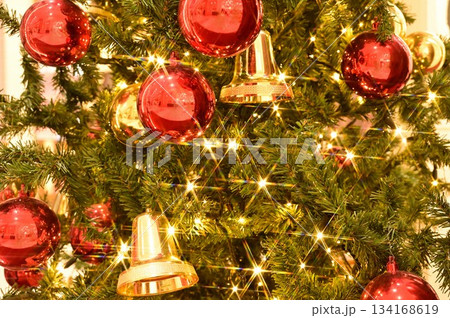 キラキラしたクリスマスツリー 134168619