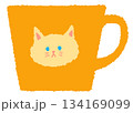 平面的でシンプルな猫がプリントされた黄色のマグカップのイラスト素材 134169099