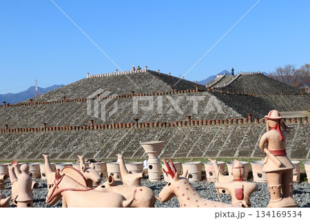 1500年前の築造当時の姿に復元された八幡塚古墳 134169534