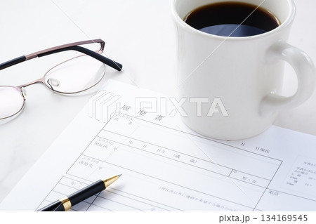 履歴書 - 就職活動（就活）のために、コーヒーを飲みながら、履歴書を用意しているイメージ 134169545