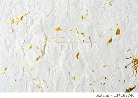 高級和紙の白地に金箔が散る上質テクスチャ(高解像度・背景素材) 高級和紙の白地に金箔が散る上質テクスチャ(高解像度・背景素材) 134169740