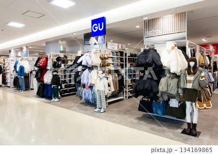 GU（ジーユー） ホームズ仙川店でお買物　東京都調布市若葉町 134169865