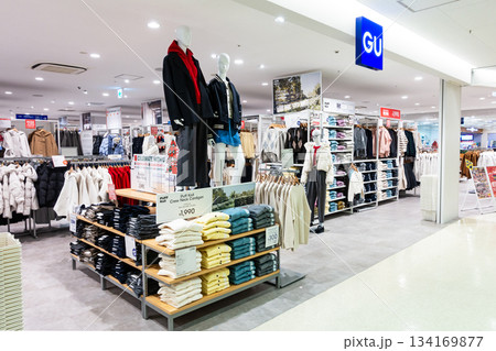 GU（ジーユー） ホームズ仙川店でショッピング　東京都調布市若葉町 134169877