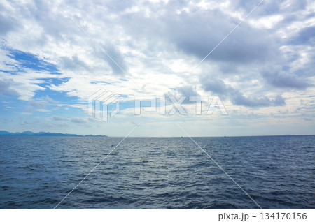 さっきまで眩しかった太陽光が雲で遮られている海上の様子 134170156