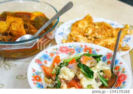マレーシアで食べた野菜たっぷりの鮮やかな家庭料理 134170168