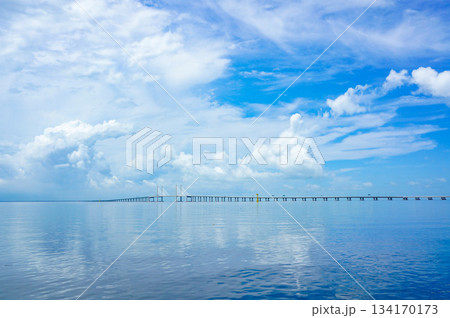 青空のもとペナン海峡にかかる非常に長い橋が見える風景 134170173