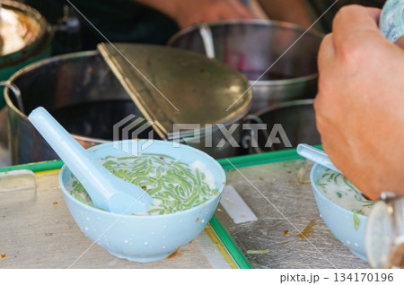 マレーシアの露店で売られていた緑色の麺料理 134170196