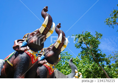 プロンテープ岬の広場にたつ牙が立派な象のモニュメント 134170215