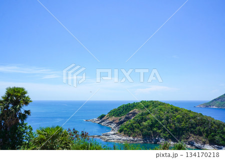 青空と青い海が美しい岬の風景 青空と青い海が美しい岬の風景 134170218