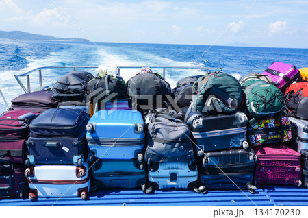 高速船でたくさんのお客様のスーツケースを運んでいる様子 134170230