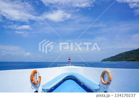船の先頭から眺める鮮やかな青色をした大海原の景色 船の先頭から眺める鮮やかな青色をした大海原の景色 134170237