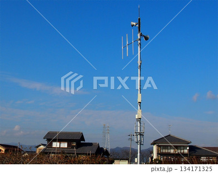 青空を背景にした日本の防災行政無線の鉄塔 青空を背景にした日本の防災行政無線の鉄塔 134171325