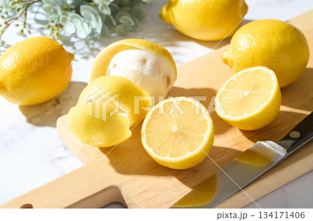 カットしたレモン 134171406