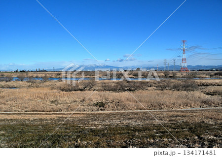 昭和橋脇の土手から見るとほぼ北北西に聳える赤城山 134171481