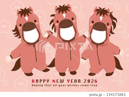 顔はめができる3人用馬の着ぐるみフォトフレームのベクターイラスト 134171661