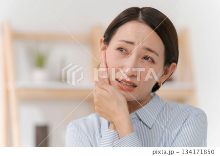 歯が痛む女性 歯が痛む女性 134171850