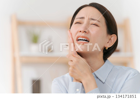 歯が痛む女性 134171851