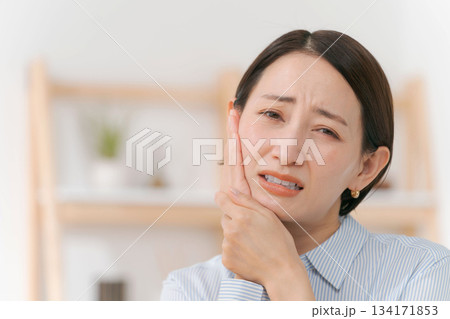 歯が痛む女性 歯が痛む女性 134171853