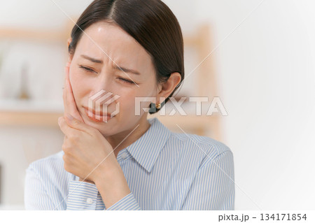 歯が痛む女性 134171854