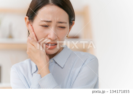 歯が痛む女性 134171855