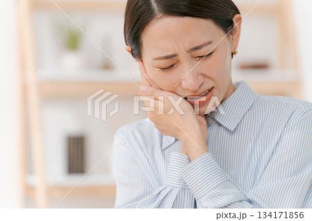 歯が痛む女性 歯が痛む女性 134171856
