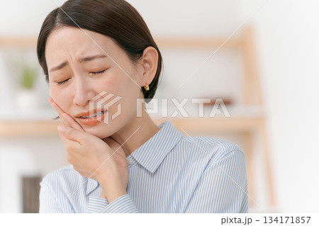 歯が痛む女性 歯が痛む女性 134171857