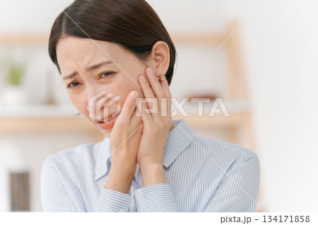 歯が痛む女性 134171858