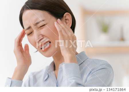 頭痛に苦しむ女性 134171864