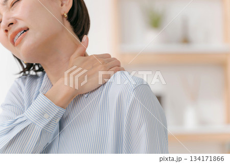 肩こりに悩む女性 134171866