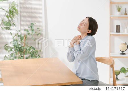 肩こりに悩む女性 134171867