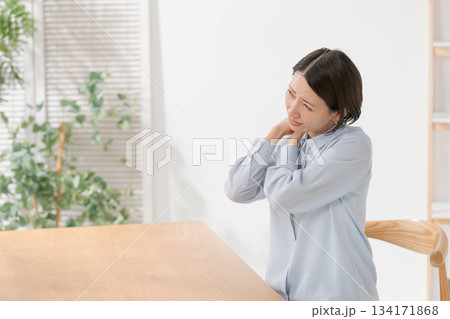 肩こりに悩む女性 134171868