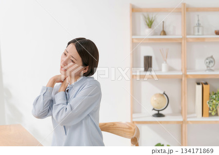 肩こりに悩む女性 134171869