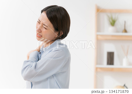 肩こりに悩む女性 134171870