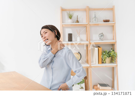 肩こりに悩む女性 134171871