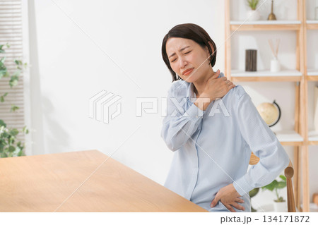 肩こりに悩む女性 134171872