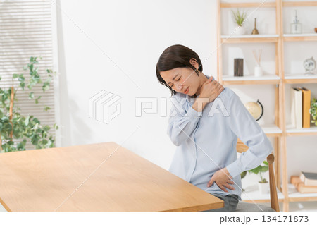 肩こりに悩む女性 134171873