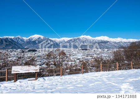 大町公園から北アルプスの眺め（冬） 134171888