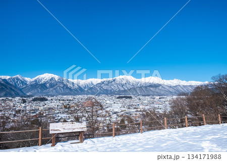 大町公園から北アルプスの眺め（冬） 134171988