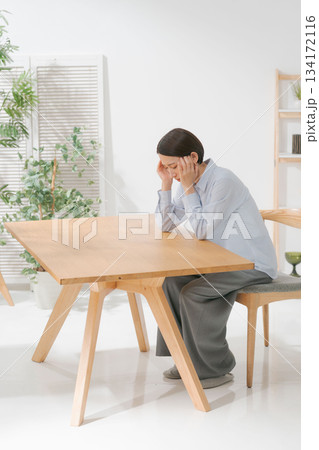頭痛に苦しむ女性 134172116