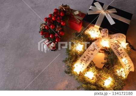 ライトが光るクリスマスリース 134172180