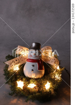 ライトが光るクリスマスリースと雪だるま ライトが光るクリスマスリースと雪だるま 134172589