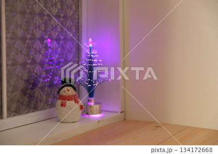 クリスマスツリーと雪だるま クリスマスツリーと雪だるま 134172668