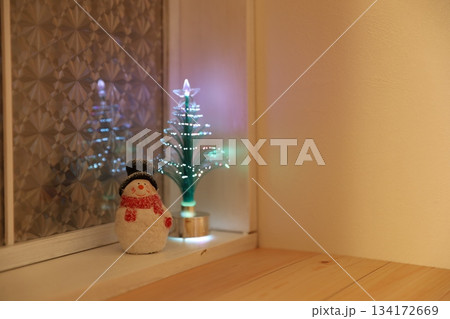 クリスマスツリーと雪だるま クリスマスツリーと雪だるま 134172669