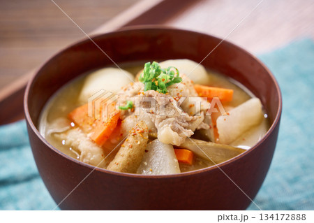 豚汁（豚肉と根菜の具だくさん味噌汁） 134172888