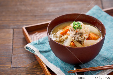 豚汁(豚肉と根菜の具だくさん味噌汁) 豚汁(豚肉と根菜の具だくさん味噌汁) 134172890