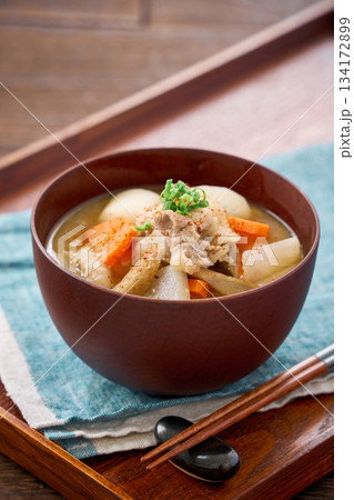 豚汁（豚肉と根菜の具だくさん味噌汁） 134172899