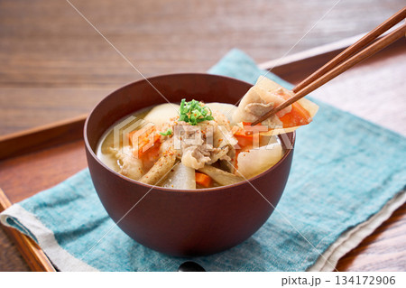 豚汁(豚肉と根菜の具だくさん味噌汁) 豚汁(豚肉と根菜の具だくさん味噌汁) 134172906
